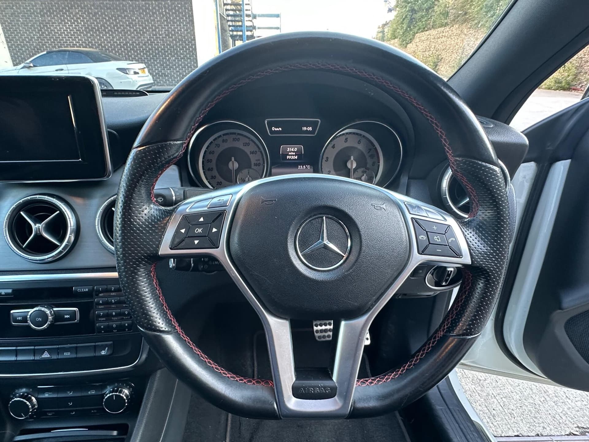 Mercedes-Benz CLA thumb 14