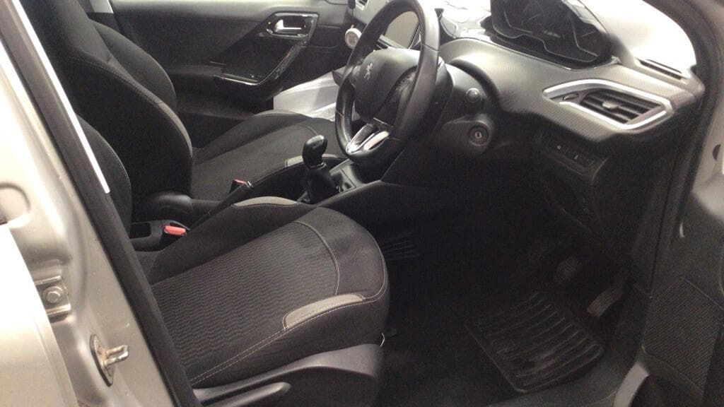 Peugeot 208 thumb 11