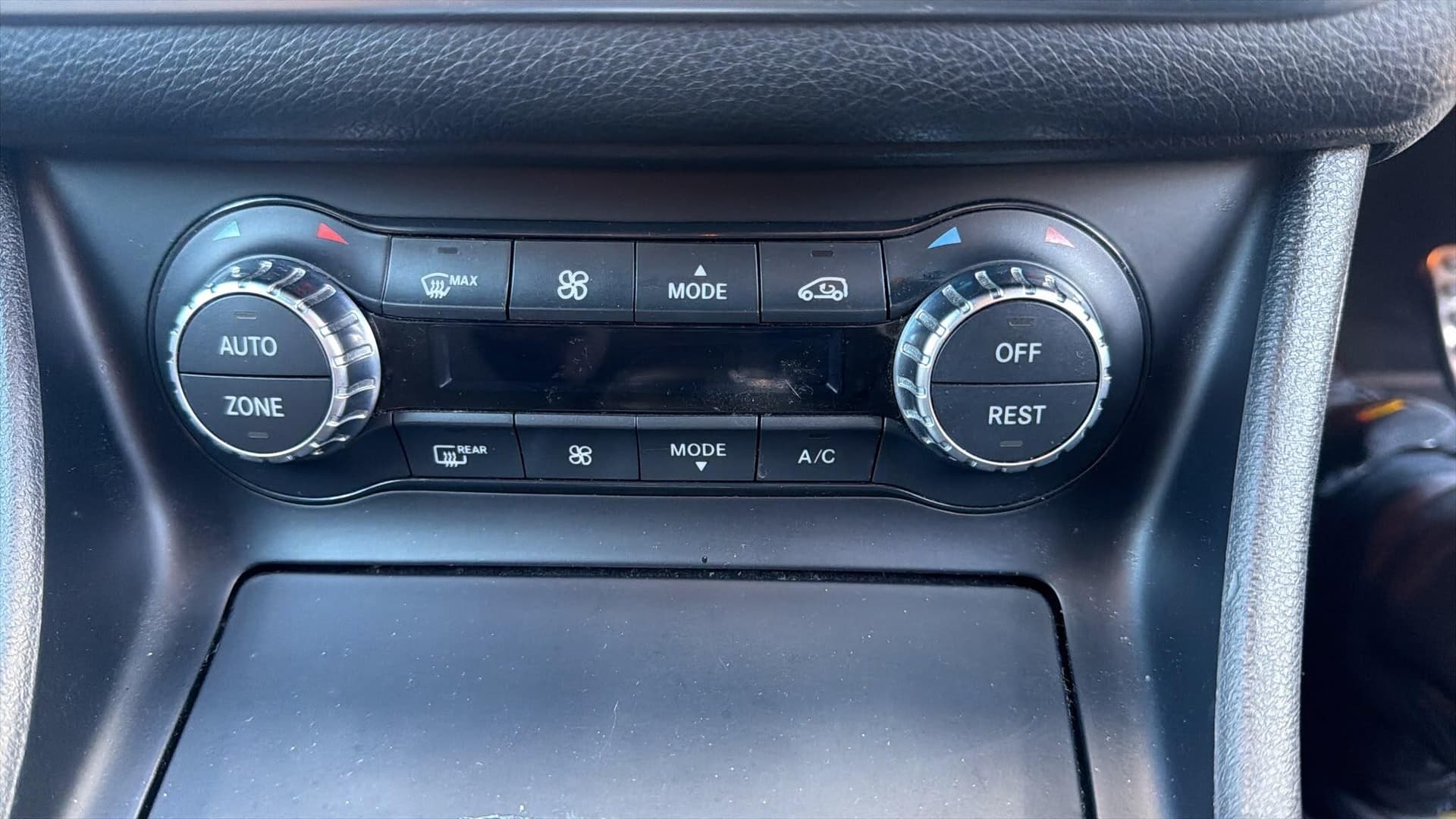 Mercedes-Benz CLA thumb 16